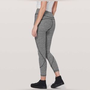 Lululemon athletica in movement 7/8 length black & white scallop print legging